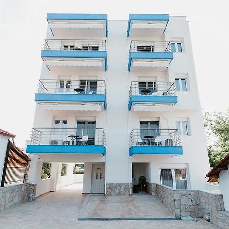 Blue And White Luxury Suites Nea Kallikrateia Экстерьер фото