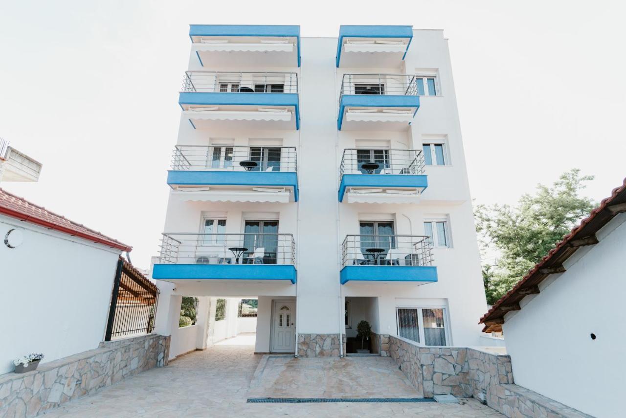 Blue And White Luxury Suites Nea Kallikrateia Экстерьер фото