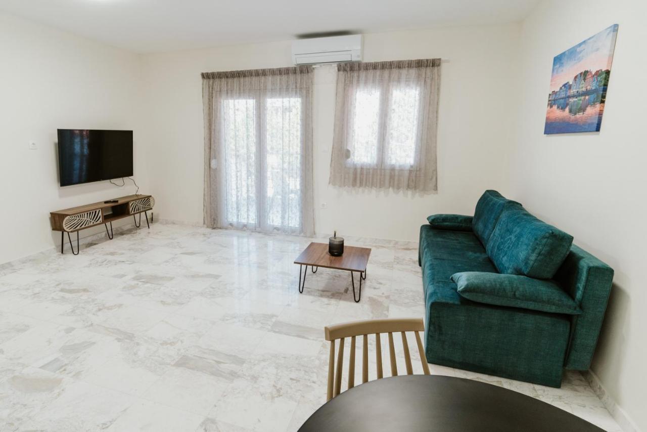 Blue And White Luxury Suites Nea Kallikrateia Экстерьер фото