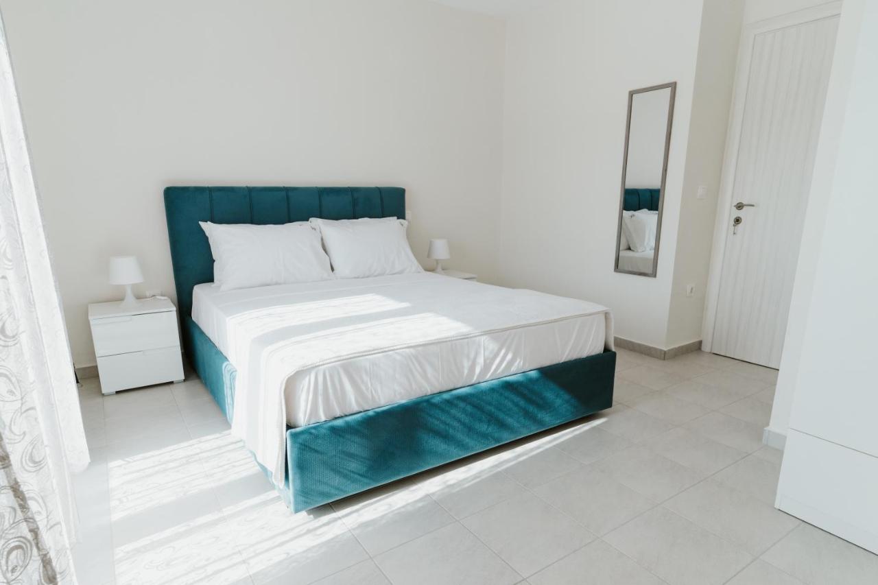 Blue And White Luxury Suites Nea Kallikrateia Экстерьер фото