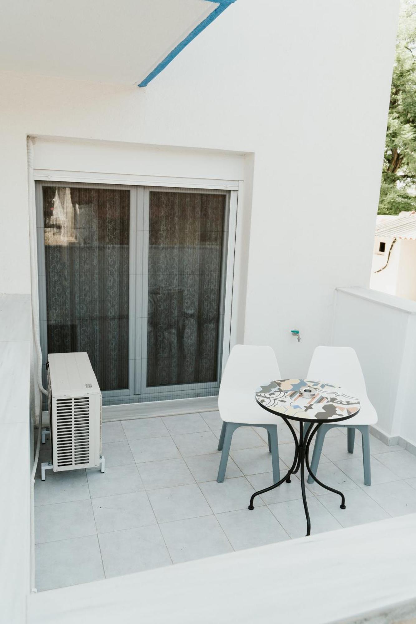Blue And White Luxury Suites Nea Kallikrateia Экстерьер фото