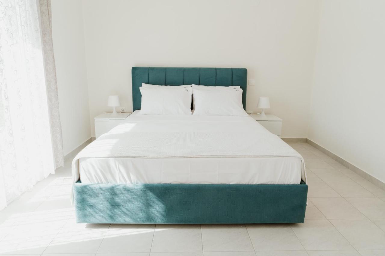 Blue And White Luxury Suites Nea Kallikrateia Экстерьер фото