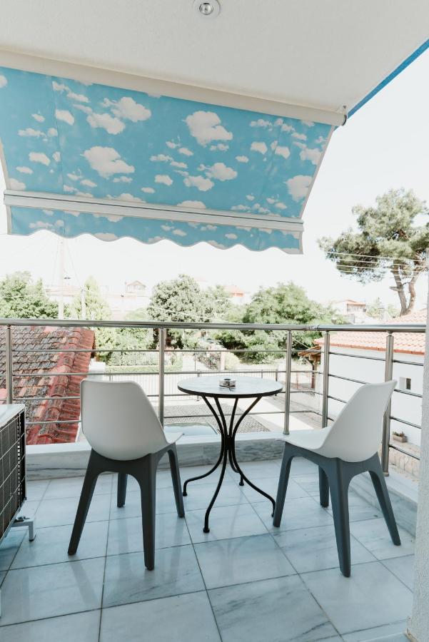 Blue And White Luxury Suites Nea Kallikrateia Экстерьер фото