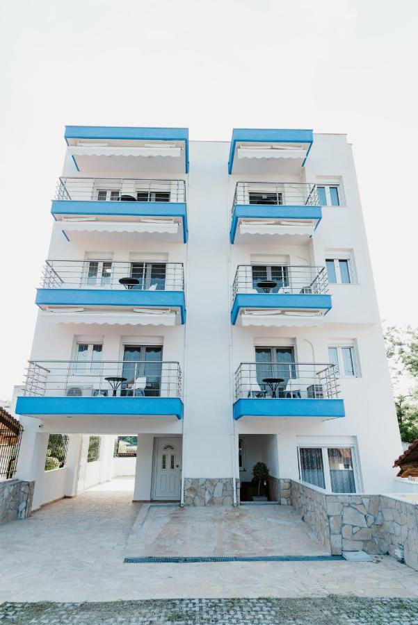 Blue And White Luxury Suites Nea Kallikrateia Экстерьер фото