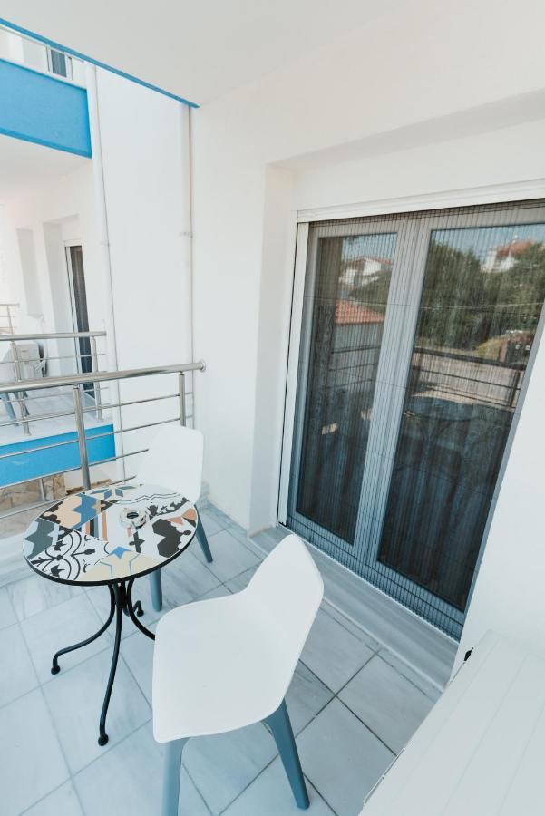 Blue And White Luxury Suites Nea Kallikrateia Экстерьер фото