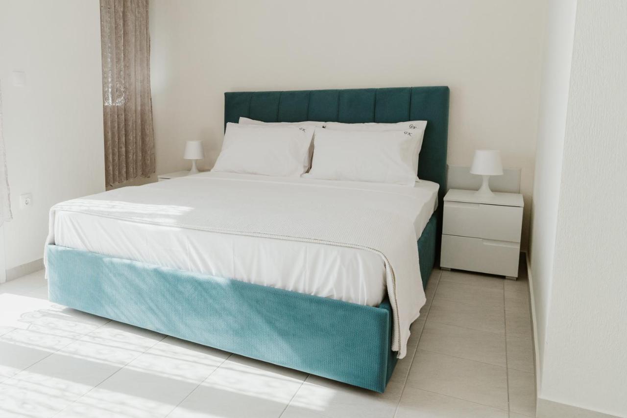 Blue And White Luxury Suites Nea Kallikrateia Экстерьер фото