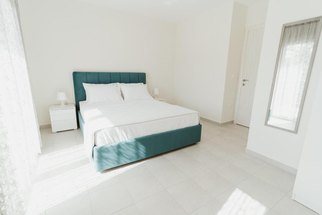 Blue And White Luxury Suites Nea Kallikrateia Экстерьер фото