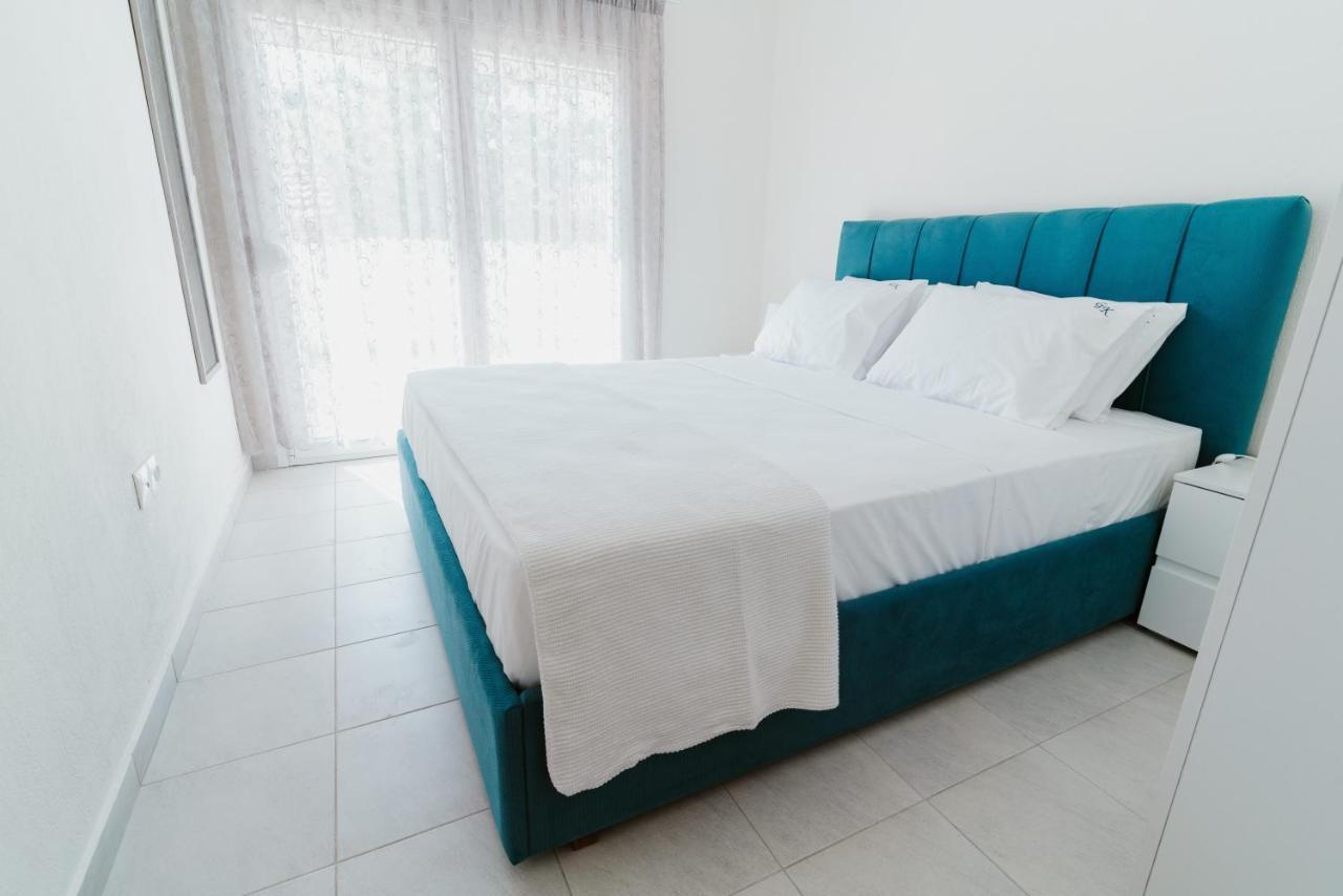 Blue And White Luxury Suites Nea Kallikrateia Экстерьер фото