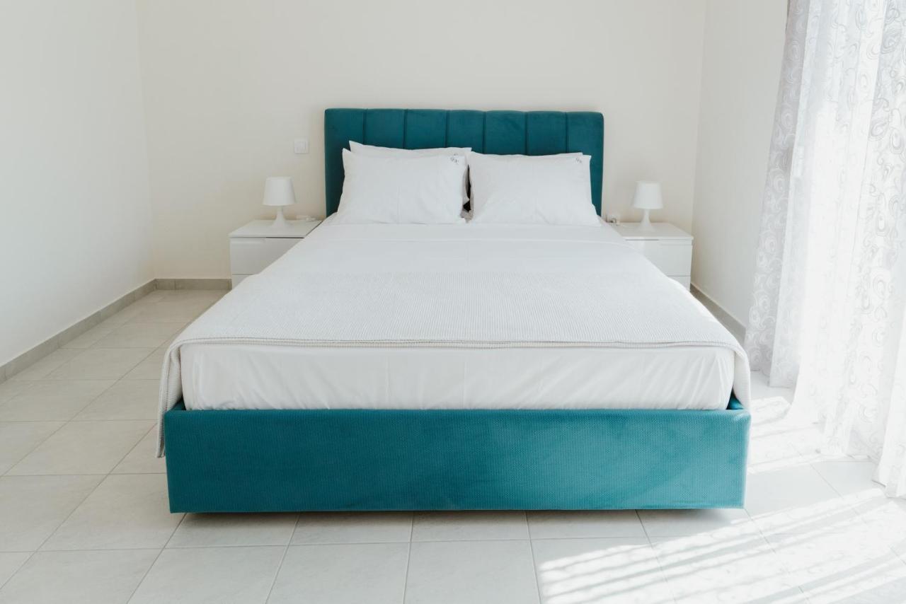 Blue And White Luxury Suites Nea Kallikrateia Экстерьер фото