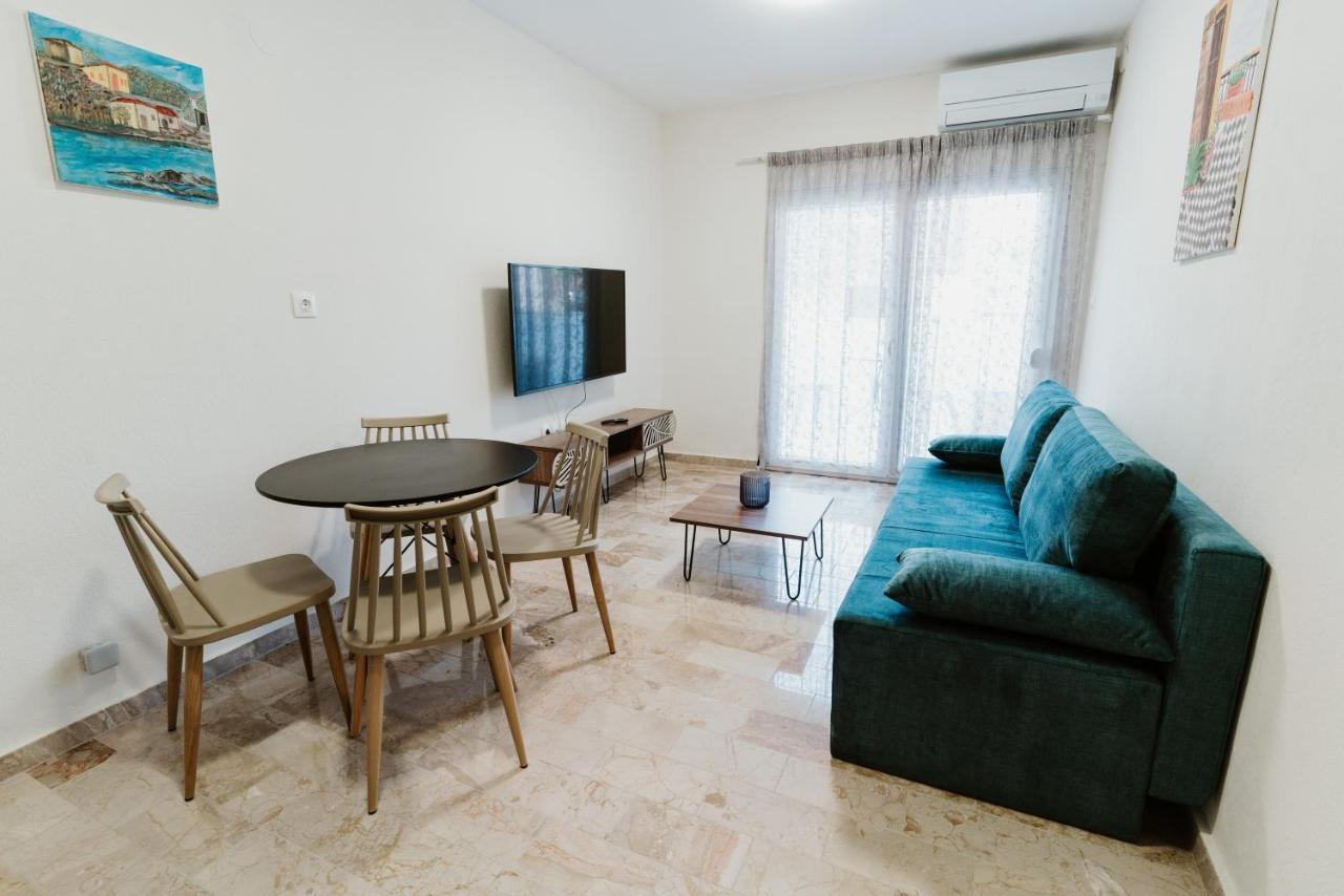 Blue And White Luxury Suites Nea Kallikrateia Экстерьер фото
