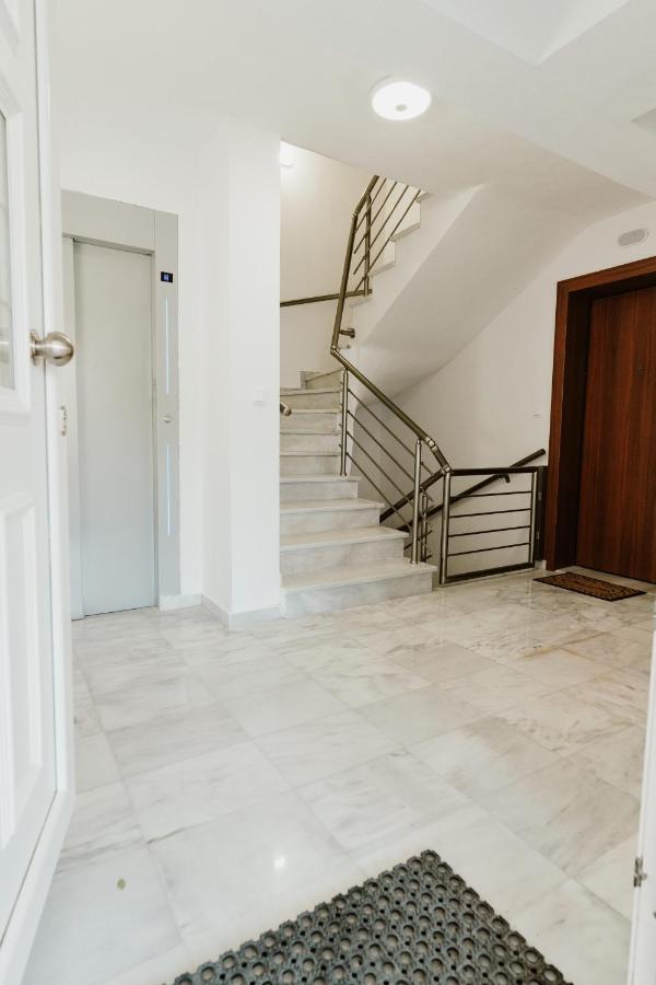 Blue And White Luxury Suites Nea Kallikrateia Экстерьер фото
