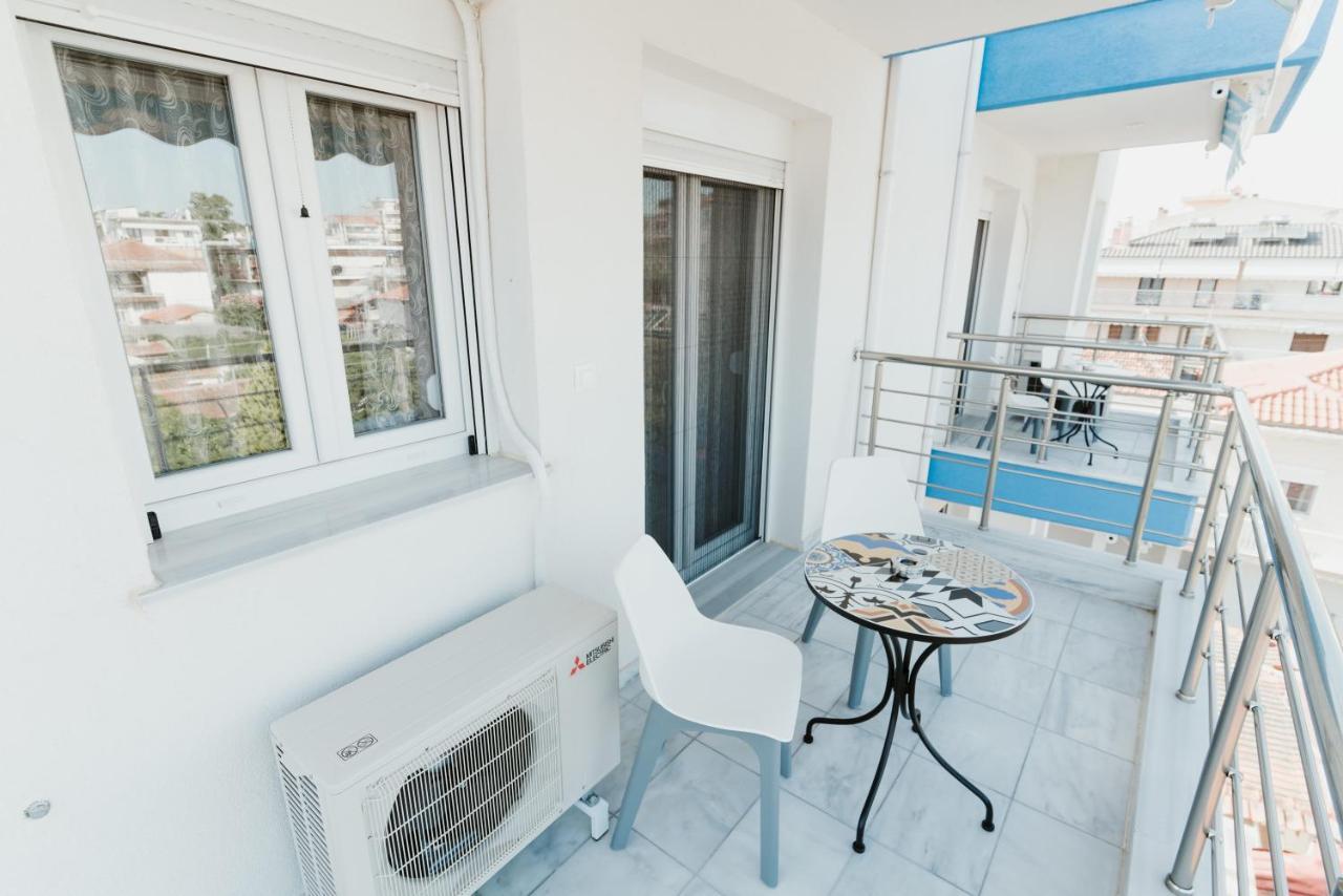 Blue And White Luxury Suites Nea Kallikrateia Экстерьер фото