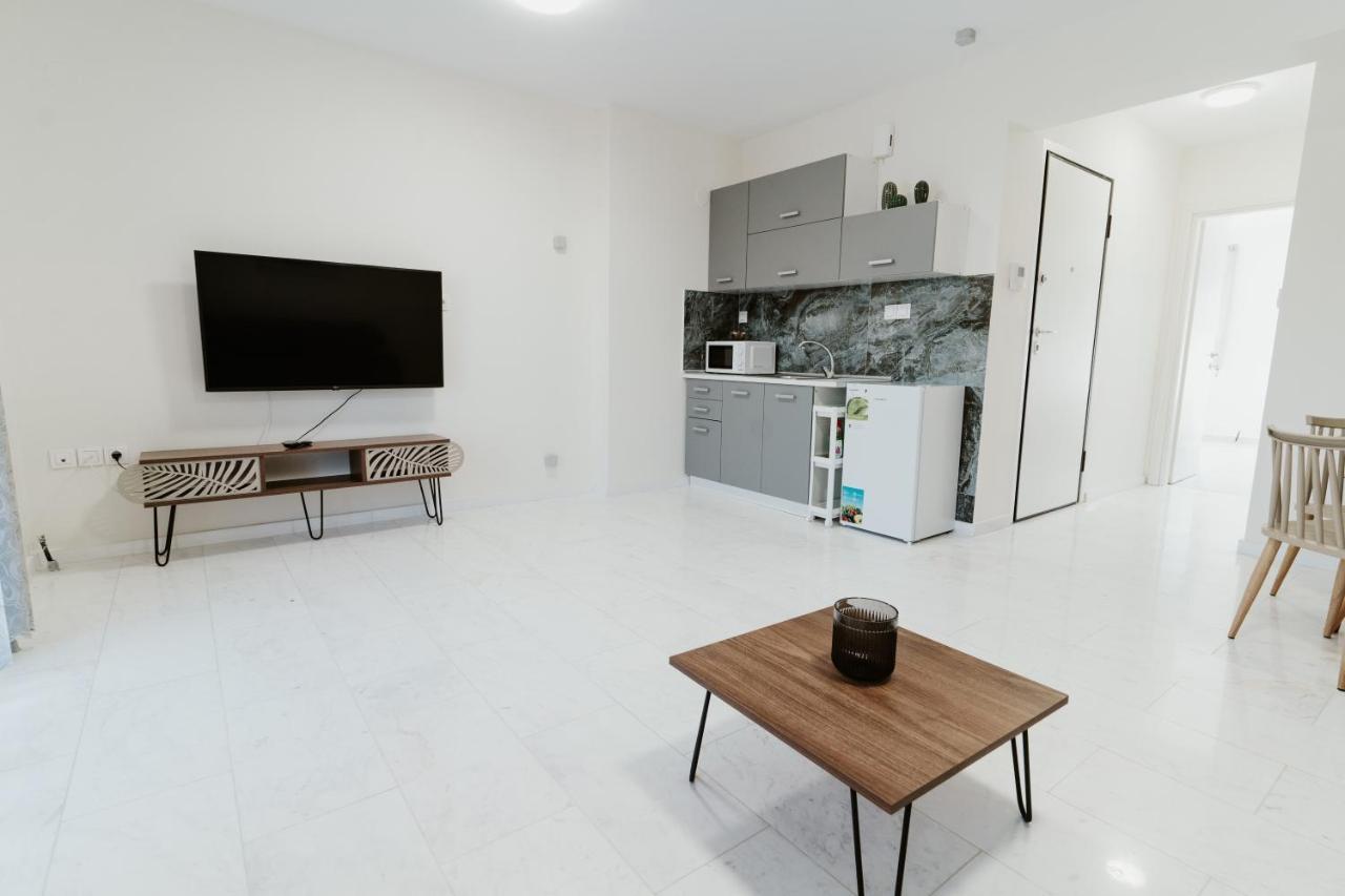 Blue And White Luxury Suites Nea Kallikrateia Экстерьер фото